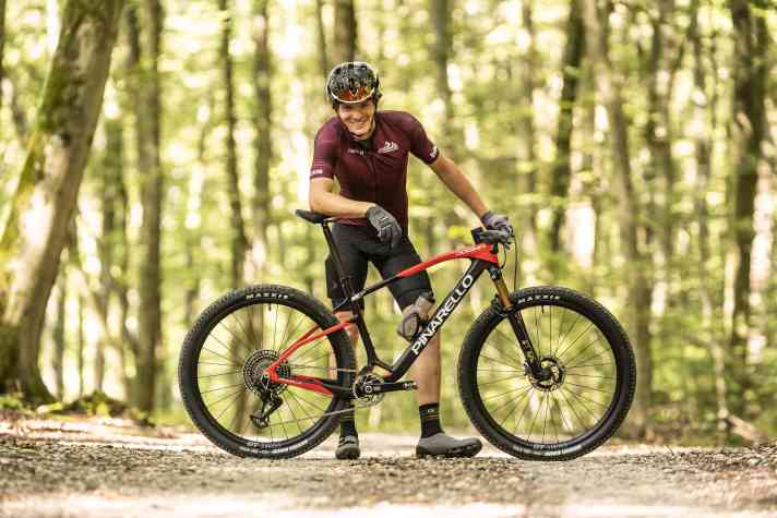 Wie Tester Jan Timmermann, muss man sicher kein Italiener sein, um Design und Fahreigenschaften des Pinarello Dogma zu feiern - schaden kann’s aber auch nicht.