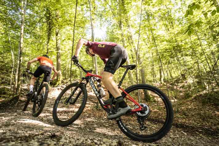 Vor allem bergauf liefern sich die schnellsten Hardtail Mountainbikes der Welt einen heißen Kampf.