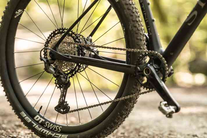 Storck spezifiziert am Rebel.4 Platinum eine astreine Shimano-XT-Gruppe inklusive Kurbel und Kassette. Hier wird mit guter Preis-Leistung mechanisch geschaltet.