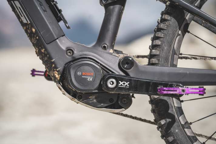 Der neue Bosch Performance Line CX bietet wie der Vorgänger bis zu 600 Watt und 85 Nm in der Spitze. Fahrgefühl und Abstimmung konnten aber nochmal deutlich verbessert werden. Bergab klappert der Motor nicht mehr.