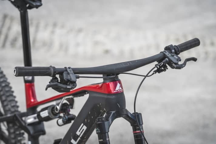Vor dem einteiligen Carbon-Cockpit wird in Serie noch die neue Monkey-Link-Schnittstelle montiert sein. Hier kann man entweder ein Smartphone befestigen und mit passendem SP-Connect-Case gleichzeitig induktiv laden, oder einen Scheinwerfer anbringen. Der Strom dafür kommt dann direkt aus dem Bike-Akku.