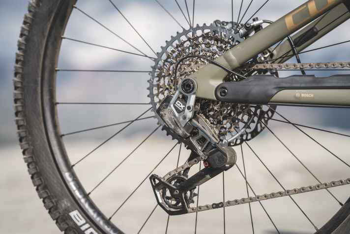 Die GX-Transmission ist richtig wertig und an E-MTBs für unter 6000 Euro quasi nie zu haben. Smart: Durch die Verbindung per Kabel zum Hauptakku muss man keine separate Batterie für die E-Schaltung laden.