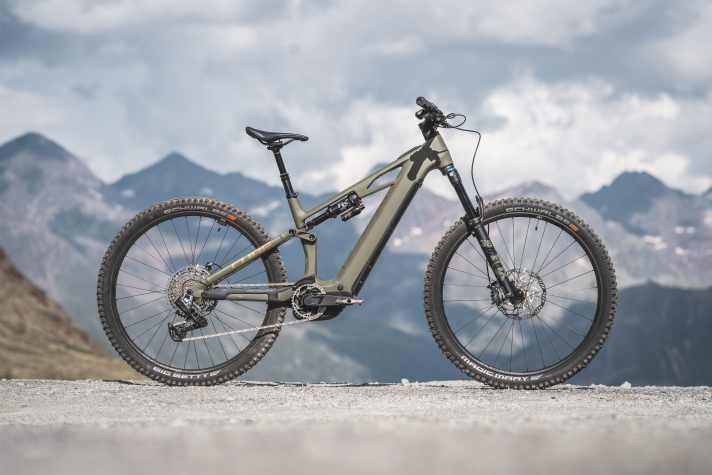 Cube Stereo Hybrid One44 TM: Bosch CX // 800 Wh // 150/140 mm // 29 Zoll // 24,1 kg // 5999 Euro.