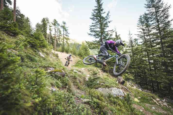 Wer ein Mountainbike zum Springen sucht, ist beim Propain Spindrift 5 AL goldrichtig.