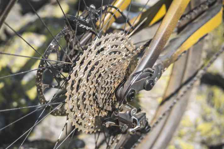 Zwölf Gänge für ein Halleluja: Dank leichtem Klettergang und gefälliger Sitzposition kann man mit dem Specialized Status 170 2 auch noch bergauf fahren. Wenn da nur nicht das Gewicht von 17,22 Kilo wäre.