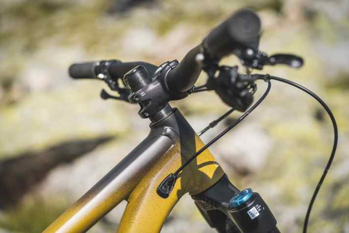 Der nur 40 Millimeter kurze Vorbau sorgt dafür, dass sich das Specialized Status 170 2 trotz langem Reach-Wert gut steuern lässt.
