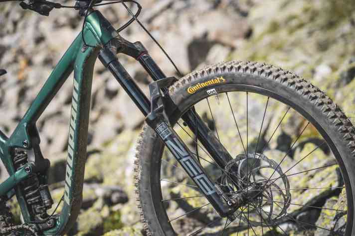 Die ZEB Base ist die günstigste Freeride-Federgabel bei Rockshox und tat sich Test schwer, ihren vollen Federweg auszunutzen.