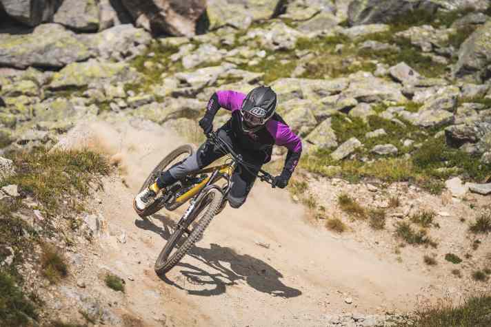 Gerade Freeride-Anfängern bieten die günstigen Fullys von Propain und Specialized viel Potential - solange sie lernen mit den extremen Gewichten und Geometrien umzugehen.