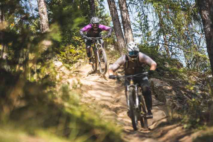 Das Propain Spindrift (hinten), hier auf den Fersen des Specialized Status - ein Freeride-Duell auf Augenhöhe. An beiden Adressen gibt’s viel Bike fürs Geld.