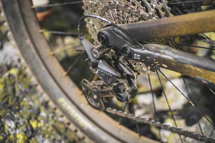 Freeride-Bikes brauchen keinen edlen Antrieb. Die Shimano Deore Schaltung erfüllt ihren Job zuverlässig und knackig.