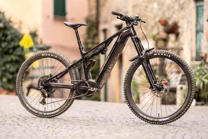 Merida eOne-Eighty 400: Bosch CX // 600 Wh // 180/180 mm // 29/27,5 Zoll // 4999 Euro // 26,1 kg.