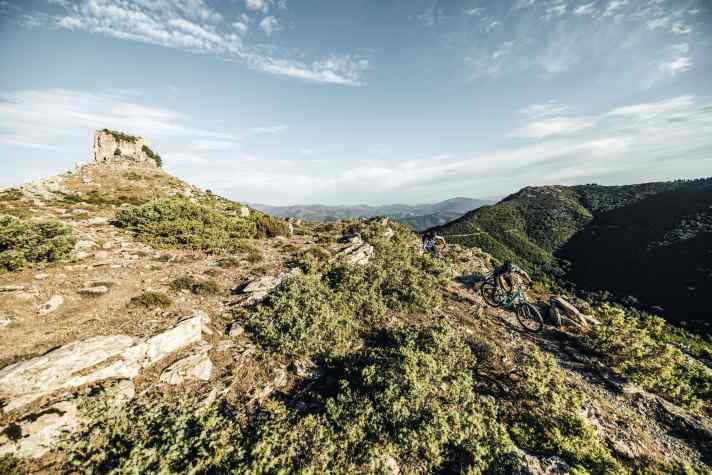 Der Perda-e-Liana-Felsen: Wer dort hinauf klettert, wird mit Gold überschüttet - und verkauft damit seine Seele an Dämonen. Das wollten wir nicht ausprobieren.