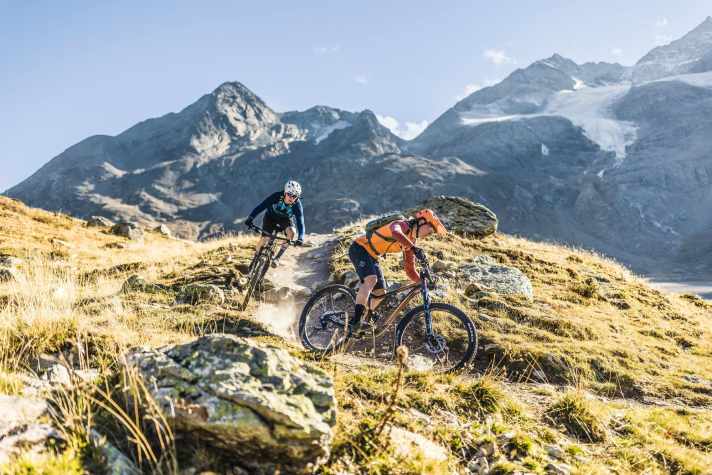 Wer sich den Einstieg zum Trail noch mit reiner Muskelkraft erarbeitet, ist mit einem Trailbike bestens bedient.