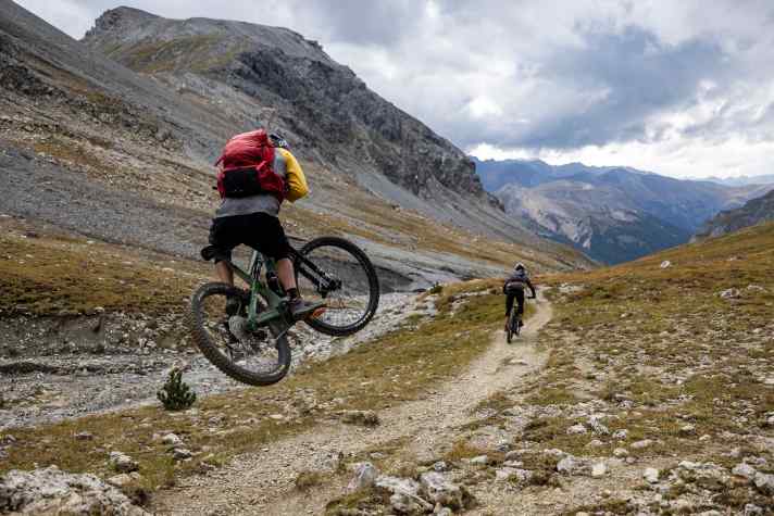 Trailspaß auf über 2500 Meter Höhe. Wer Glück hat entdeckt hier sogar einen Bartgeier am Himmel. Sie ziehen im Schweizer Nationalpark wieder ihre Runden.