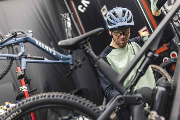 EMTB-Redakteur Florentin Vesenbeckh beim Erstkontakt und Setup mit dem Canyon Neuron:On CF.