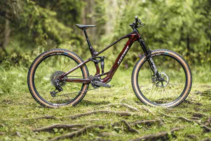 Das Stevens E-Maverick AM 9.4.3 wiegt 17,17 Kilogramm und wird 9999 Euro kosten.