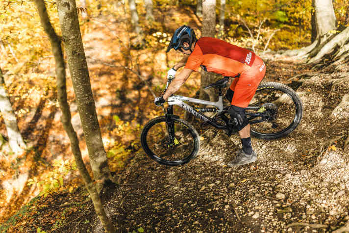 Abbruch!: Bring’ das Bike dosiert zum Stillstand, gleichzeitig verlagerst Du das Gewicht auf den hinteren Fuß. Folge: Kurbelbewegung nach hinten, unten. Der Rumpf weicht hinter den Sattel. Nutze den vorderen Fuß als Standbein.