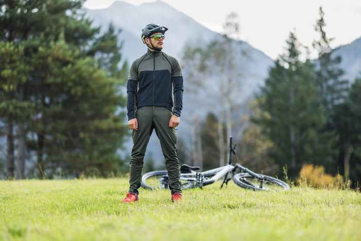 Gonso bietet nur die Hose als Damenversion an. Das Oberteil ist sportlich kurz geschnitten