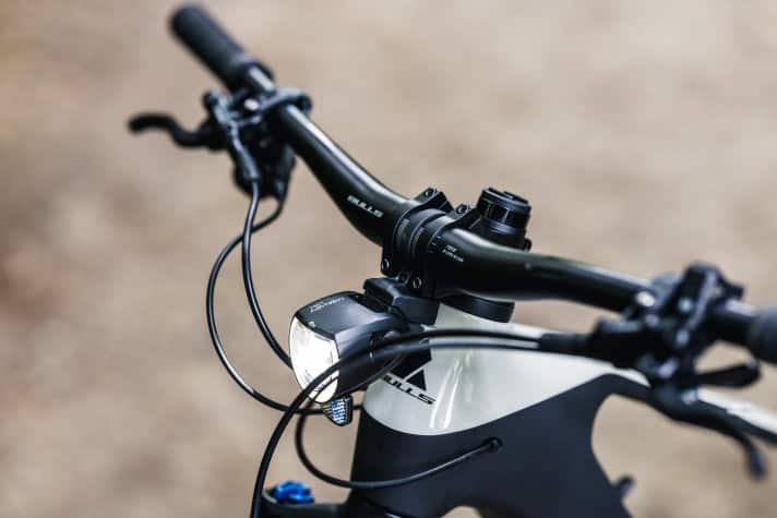 Der Monkeylink-Adapter unter dem Cockpit ist ab Werk montiert, die passende Lampe gibt’s optional als Zubehör. In Sekunden an- und abgesteckt und vom Strom aus dem E‑Bike-Akku versorgt.