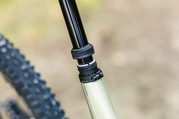 Die Teleskopstütze hat nicht nur 200 mm Verstellweg, der Hub ist auch in kleinen Schritten reduzierbar. So kann der maximale Auszug an die Körpergeometrie individuell angepasst werden und auch kleinere Fahrer erreichen eine passende Sitzhöhe.