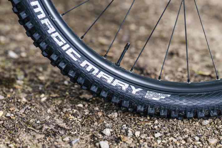 Der besonders griffige Vorderreifen mit Supersoft-Gummi zeigt die konsequente Ausrichtung des Ryvon auf Trail-Stärke. Im Gelände gibt der Pneu viel Führung und Sicherheit. Dafür rollt er auf harten Böden zäher.