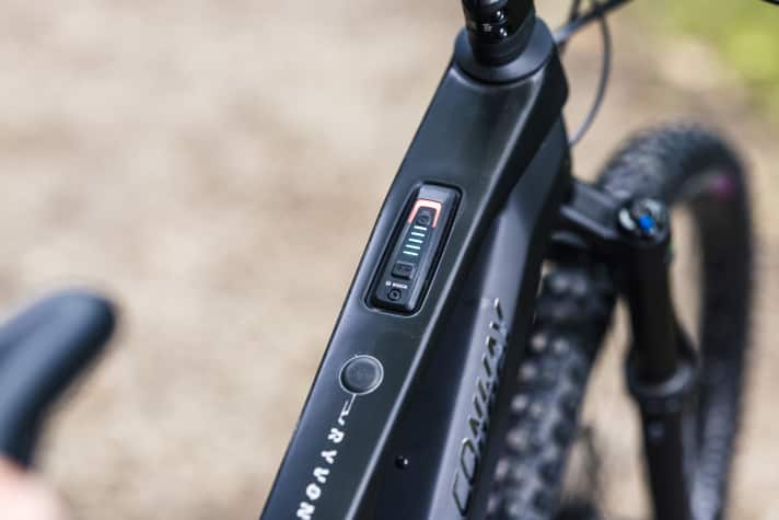 Der Bosch Systemcontroller auf dem Oberrohr zeigt Akku-Stand und U-Stufe über farbige LEDs.