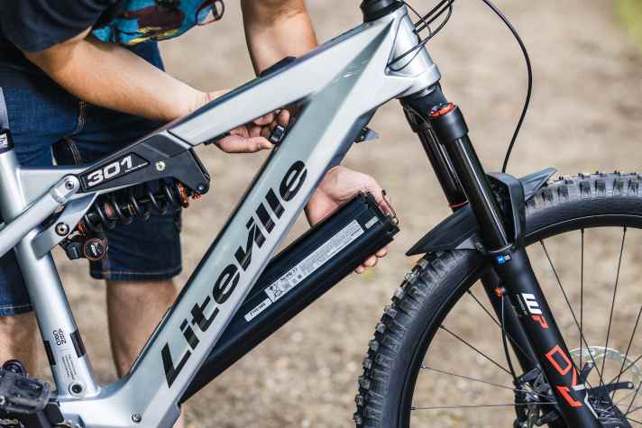 Der BMZ-Akku mit 725 Wattstunden wird klassisch nach unten aus dem Unterrohr geklappt. Leider hatten wir zum wiederholten Mal beim 301 CE MK2 Probleme mit nicht korrekt schließenden Kontakten. Das Bike lässt sich dann nicht einschalten.