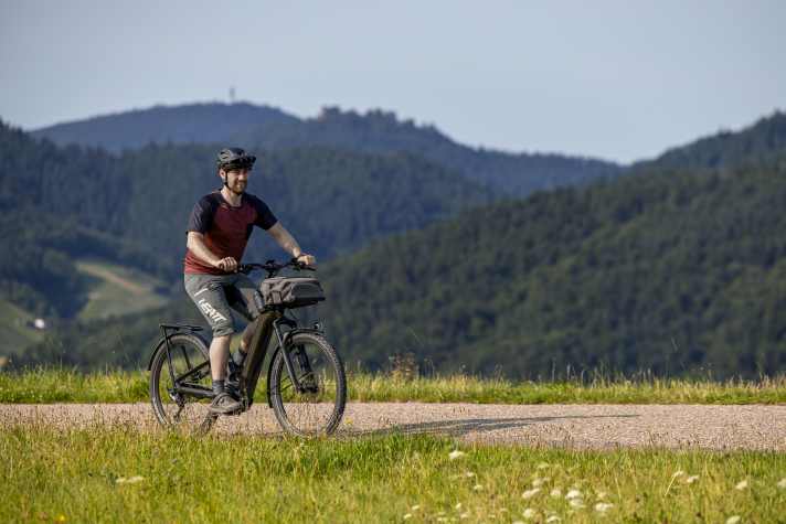 Mit gutem Lenkverhalten und sensibler Vollfederung ist das neue Country LX ein lässiger Tourenpartner, der auch vor unbefestigten Wegen nicht zurückschreckt.