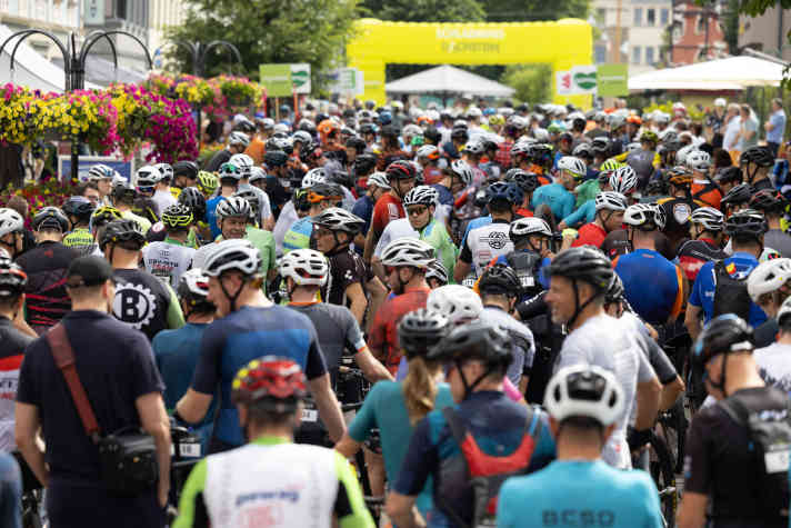 Bunte Truppe: Mountainbiker aus 25 Nationen starten bei der Alpentour Trophy. Start ist jeden Tag in der Fußgängerzone von Schladming.