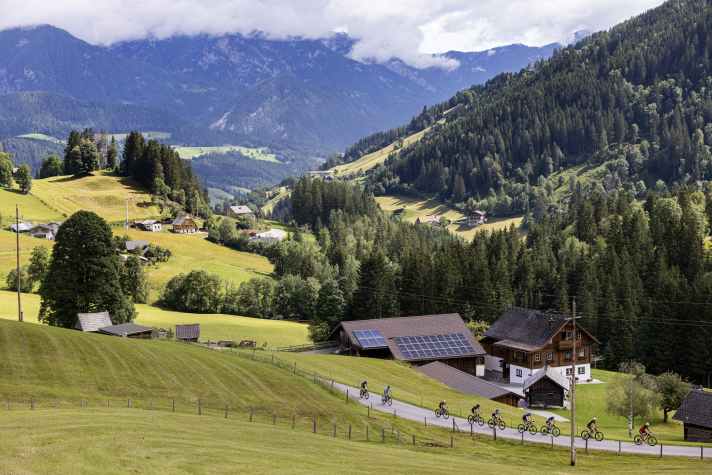 Kleeblattförmig führen die Marathon-Strecken die Fahrer der Alpentour Trophy rund um Schladming. Das Dachstein-Gebirge bietet viele steile Rampen und rasante Abfahrten.