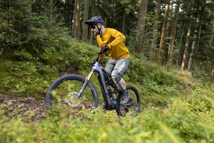 Im Anstieg lässt sich das neue No Pogo R7000 unkompliziert steuern.