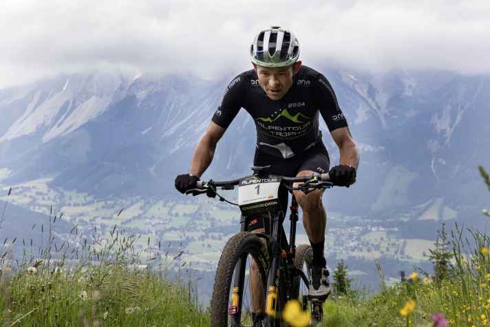 Alpentour-Titelverteidiger und zweifacher Marathon-Weltmeister Hector Leonardo Paez Leon braucht für die insgesamt 200 Kilometer und 8570 Höhenmeter nur knapp über neun Stunden. Erneuter Sieg für den Kolumbianer.