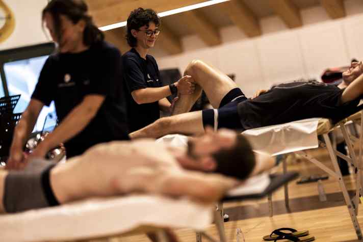 Termin zur Paarmassage: Tobi und Jan machen während der sieben Tage Maxxis BIKE Transalp wirklich alles zusammen.