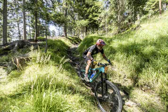 Die Via Claudia gibt auf der zweiten Etappe nur die Richtung vor. Doch statt auf der alten Römerstraße führt die Transalp-Route über Trails und Waldwege. Bergab muss EMTB-Autor Mike Kluge Zeit gutmachen - bergauf fühlt er sich etwas untermotorisiert.