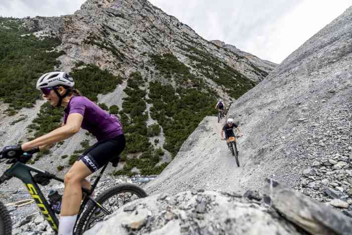 Wer das Bike über diese schmalen Schotterpfade steuert, hat sein Sportgerät besser gut im Griff.
