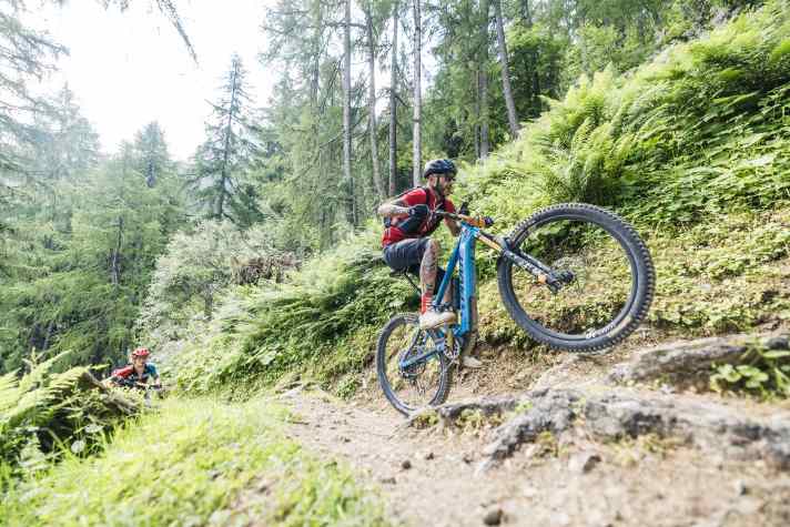 Wo Biobiker oft schieben oder tragen, können gute Fahrtechniker mit dem E-MTB die Höhenmeter im Sattel einsammeln. Wie hier auf Etappe 6 von Malé nach Valle del Chiese.