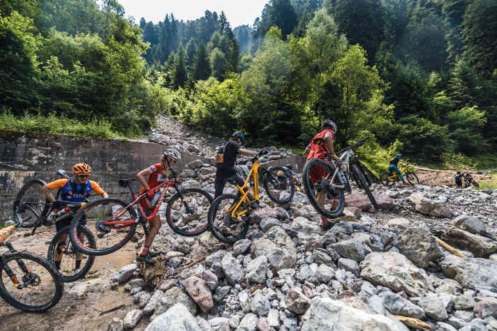Gehört bei der Maxxis BIKE Transalp dazu: Die Teilnehmer mussten hin und wieder Felsstürze und Erdrutsche überwinden.