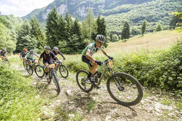 Schnell an den anderen Mixed Teams vorbei: Team Diasporal Alpen Challenge macht ordentlich Druck und fährt auf Platzt acht im Gesamt-Ranking.