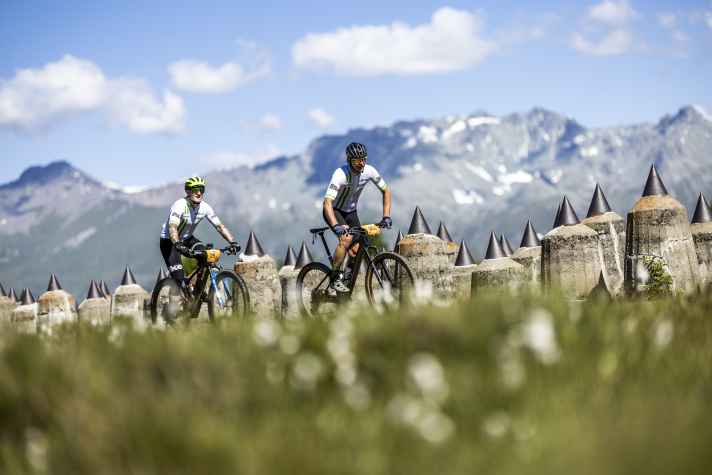 Die Strecke der BIKE Transalp war wie zu erwarten knüppelhart, doch das Panorama entschädigte für die Schinderei. Hier knetet Team BIKE Magazin an den berühmten Panzersperren des Hochplateaus Plamort vorbei.