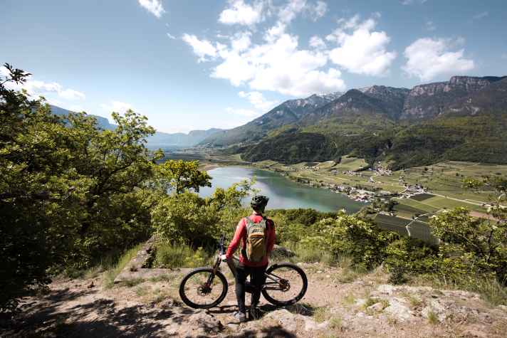 Mediterranes Flair am See und spektakuläre Landschaften im Hochgebirge liegen am Kalterer See nur eine E-MTB Tour auseinander.