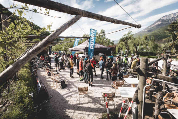 Das EMTB Trailcamp am Kalterer See bot schon im April stabiles Wetter und beste Bedingungen für den Lesertest. Dank der Camp-Sponsoren Pinion und Simplon stehen zehn Testbikes mit MGU am Start. Beim Leser-Test dürfen sich die Akteure beider Hersteller aber nur für den technischen Support einmischen.