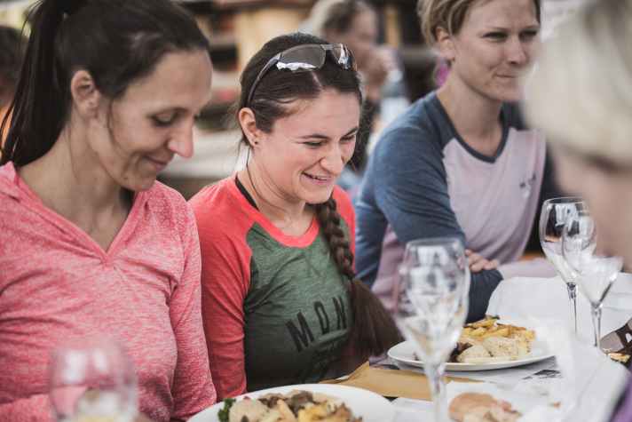 Trentino und BIKE laden beim Camp einmal zum edlen Mittagessen an einem Topspot ein.