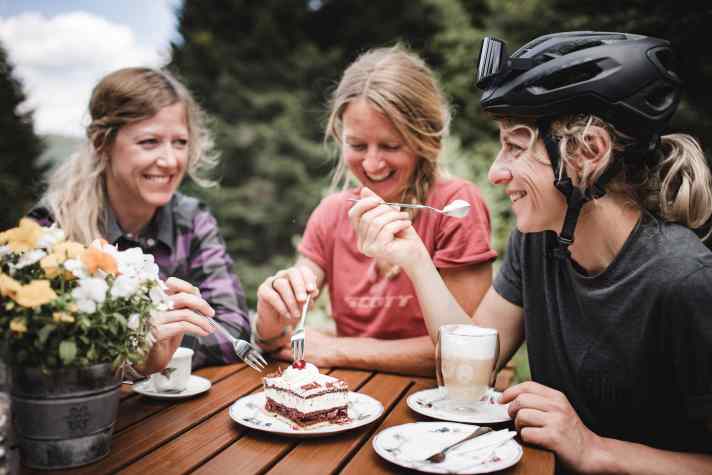 Nach der dreitägigen Graveltour durch den Schwarzwald darf es auch die Schwarzwälderkirschtorte zum Kaffee sein.