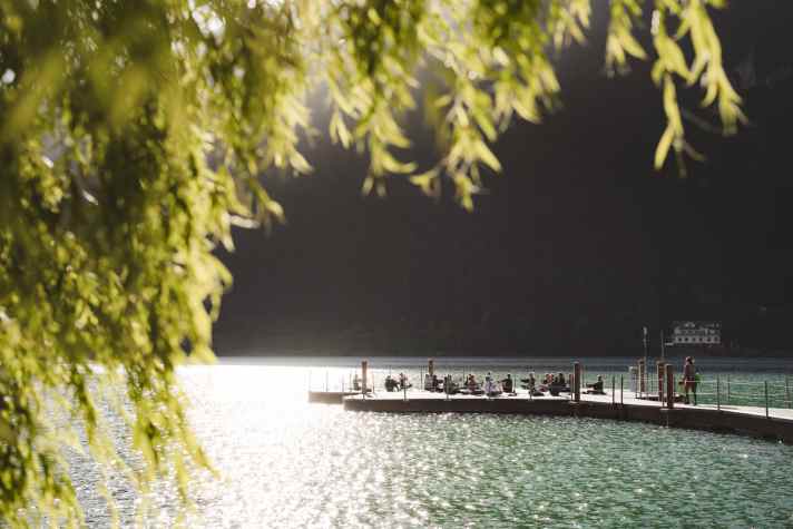 Morgens um halb acht, Yoga mitten im Lago di Molveno: Viel schöner kann ein Tag nicht beginnen.