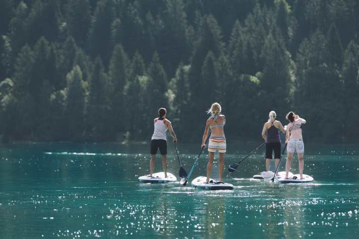 Auf dem Wasser: Rahmenprogramm mit SUP-Borads.