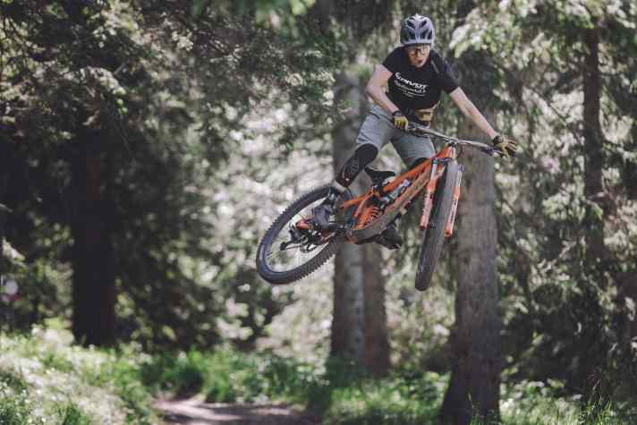 Fahrtechnik-Tippgeberin: Ex-Worldcup-Downhillerin Emilie Siegenthaler kam mit dem Pivot-Team angereist.