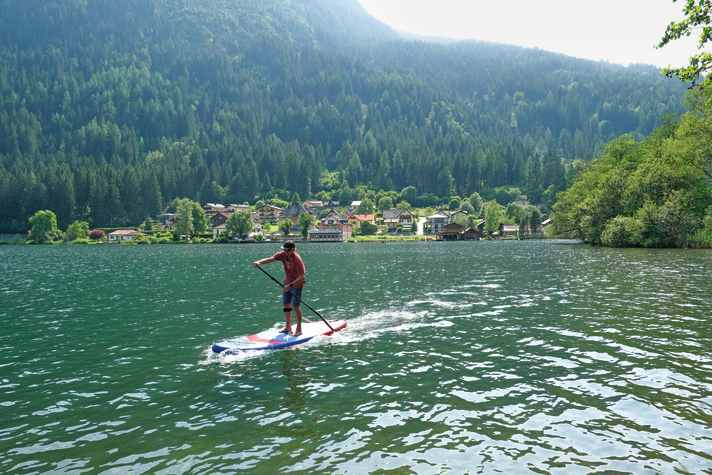 Millstatt ist ein Bade- und Paddelparadies vor beeindruckender Kulisse.