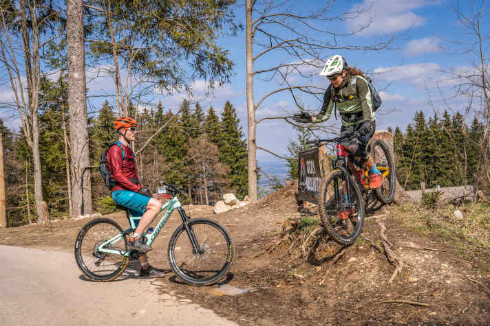 Beim Anfahren an steilen Abfahrten sollte man das Körpergewicht nach Hinten verlagern.