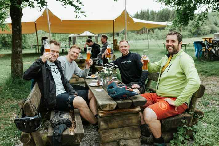 Pause auf der Hütte beim Shimano Gravel Ride.