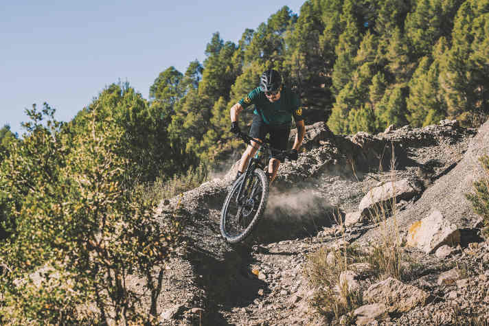 120 Millimeter Federweg und eine neue, abfahrtslastige Geometrie machen das Mondraker Chrono DC Hardtail bereit für die Trails.
